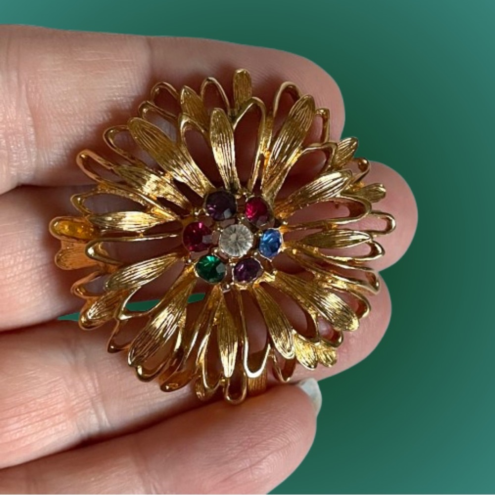 Vintage goldtone flower brooch w/ colorful rhinestones midcentury